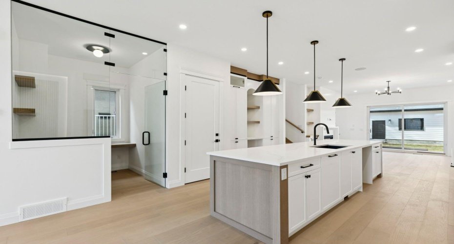 523 32 Street, Calgary, Alberta T2N 2V8, 6 Bedrooms Bedrooms, ,5 BathroomsBathrooms,Residential,For Sale,32,A2294937