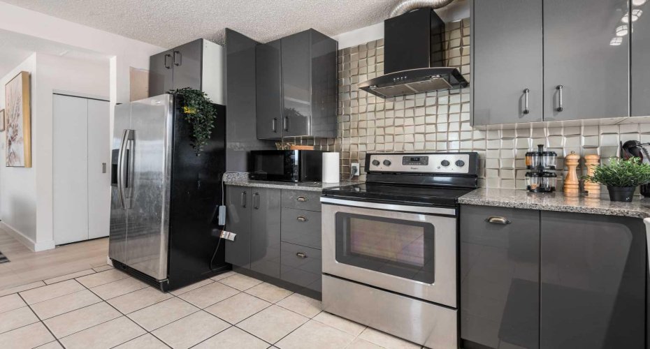 4504 14 Street, Calgary, Alberta T2K1J6, 5 Bedrooms Bedrooms, ,2 BathroomsBathrooms,Residential,For Sale,14,A2296044