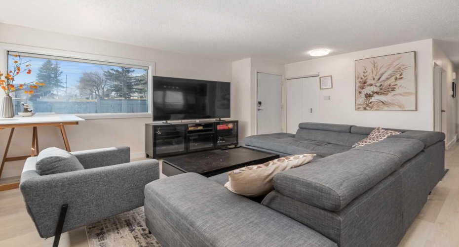 4504 14 Street, Calgary, Alberta T2K1J6, 5 Bedrooms Bedrooms, ,2 BathroomsBathrooms,Residential,For Sale,14,A2296044