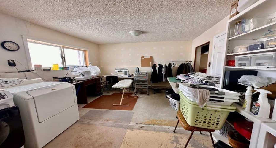 212072 TWP RD 9-4, Rural Lethbridge County, Alberta T1J5R2, 4 Bedrooms Bedrooms, ,2 BathroomsBathrooms,Agri-business,For Sale,TWP RD 9-4,A2288383