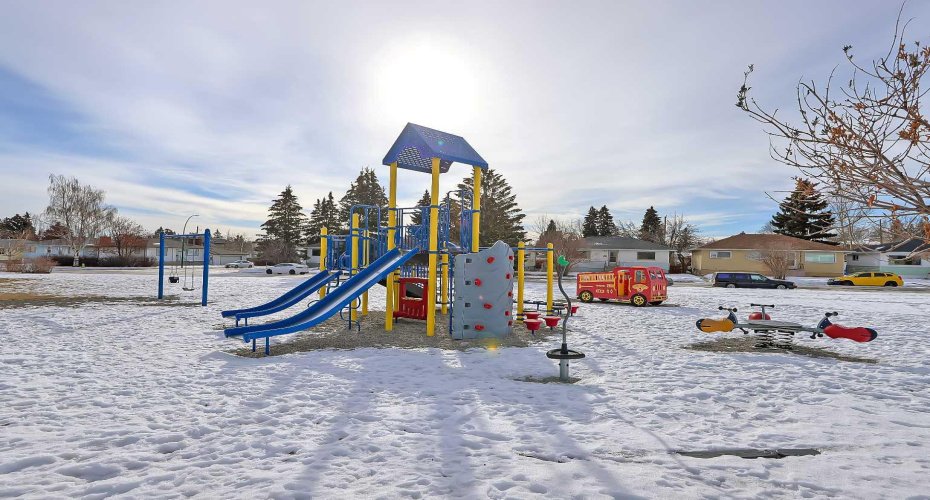 4320 Centre A Street, Calgary, Alberta T2E 3B1, 4 Bedrooms Bedrooms, ,4 BathroomsBathrooms,Residential,For Sale,Centre A,A2295816