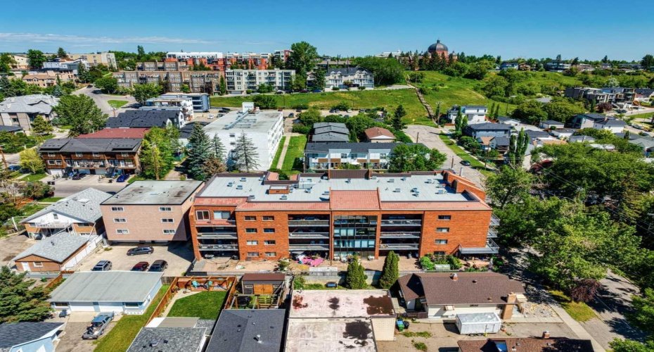 Great neighbourhood with tons of amenities