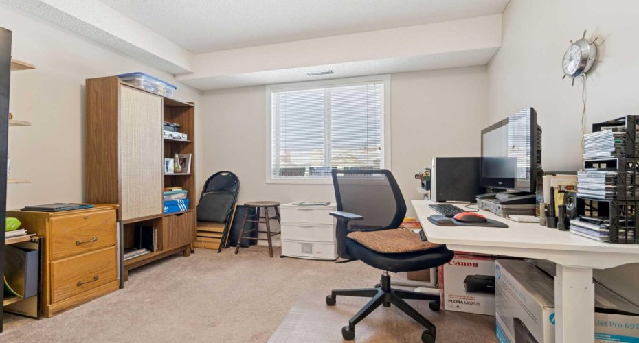 Roomy 2nd Bedroom - perfect for guests or an office/craft room.