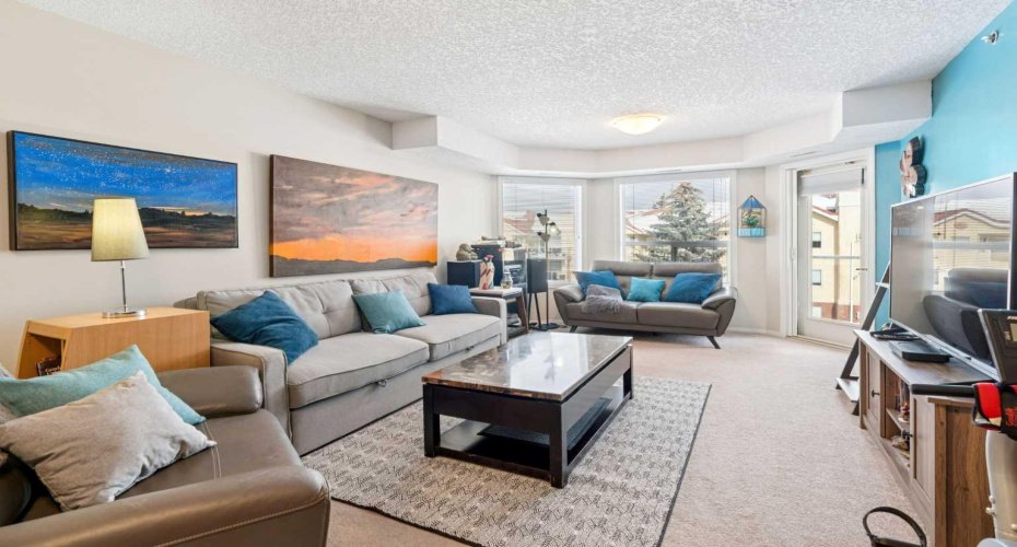 Immaculate Top Floor 2 Bedroom Condo.
