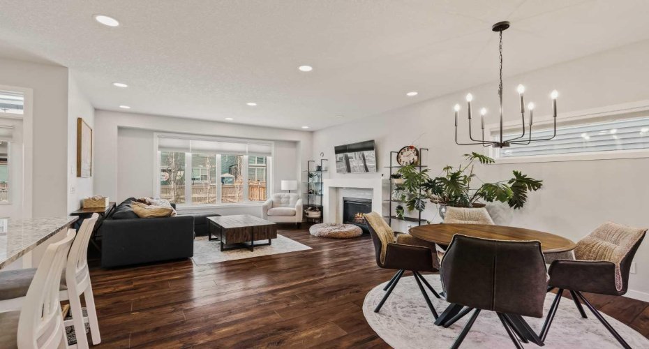 Four bed family home with finished basement, double attached garage and fantastic location!