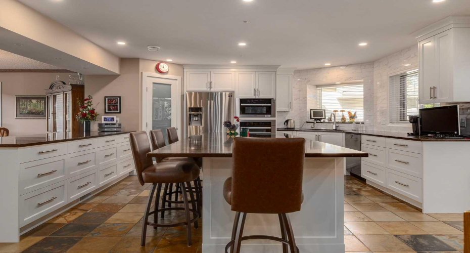 Kitchen w Breakfast Bar