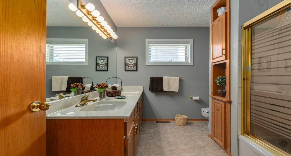 5 pce Upper Main bath