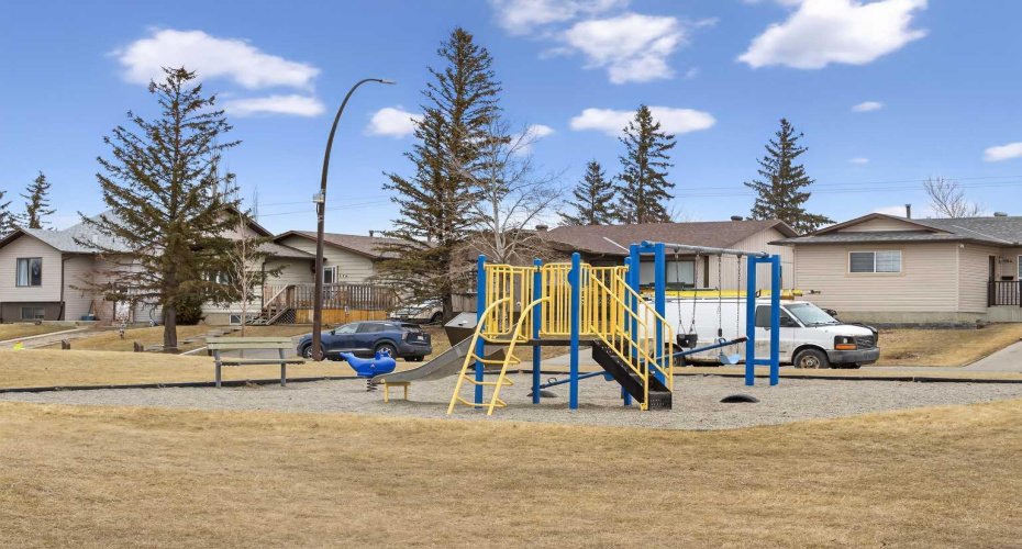 27 Bedford Road, Calgary, Alberta T3K 2K7, 4 Bedrooms Bedrooms, ,2 BathroomsBathrooms,Residential,For Sale,Bedford,A2296242