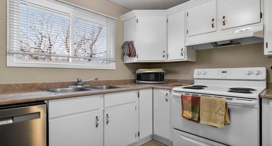 27 Bedford Road, Calgary, Alberta T3K 2K7, 4 Bedrooms Bedrooms, ,2 BathroomsBathrooms,Residential,For Sale,Bedford,A2296242