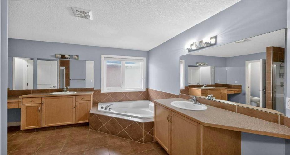 171 East Lakeview Court, Chestermere, Alberta T1X1W2, 3 Bedrooms Bedrooms, ,3 BathroomsBathrooms,Residential,For Sale,East Lakeview,A2296411