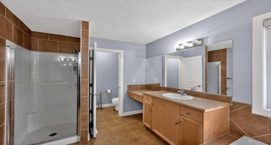 171 East Lakeview Court, Chestermere, Alberta T1X1W2, 3 Bedrooms Bedrooms, ,3 BathroomsBathrooms,Residential,For Sale,East Lakeview,A2296411
