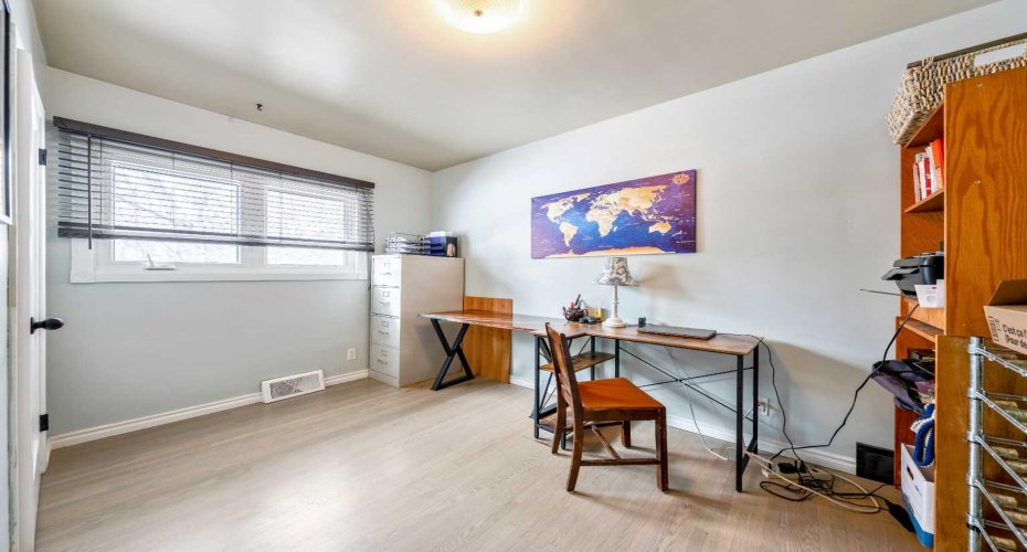 Bright and functional bedroom—ideal for kids, guests, or a home office.