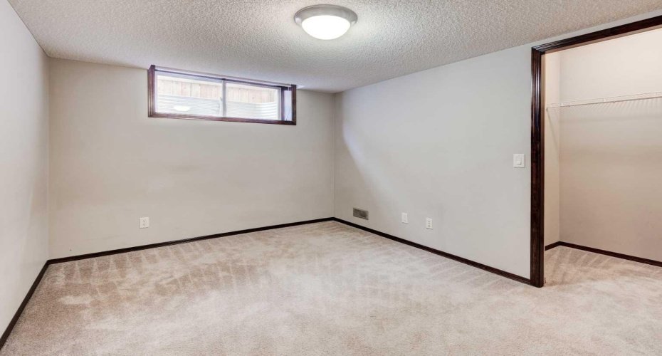 Nice size 5 th bedroom with walk-in closet