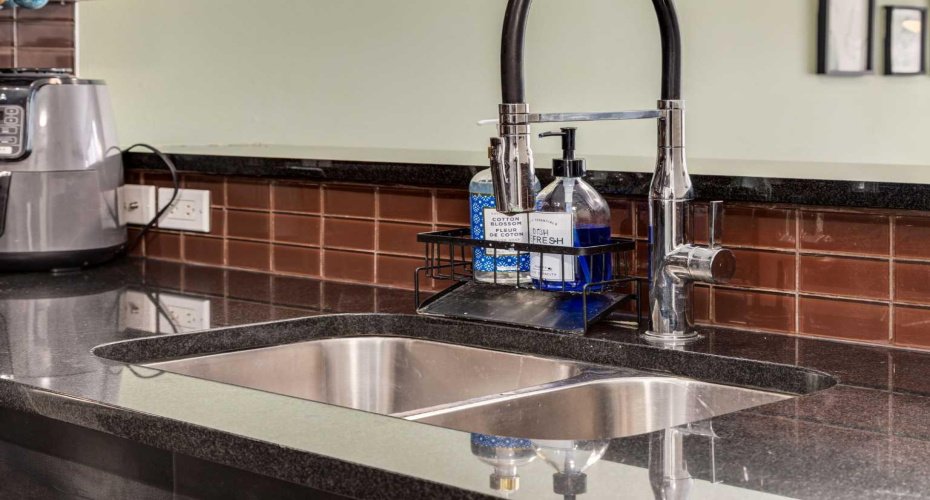 725 4 Street, Calgary, Alberta T2E3S7, 1 Bedroom Bedrooms, ,1 BathroomBathrooms,Residential,For Sale,4,A2297230