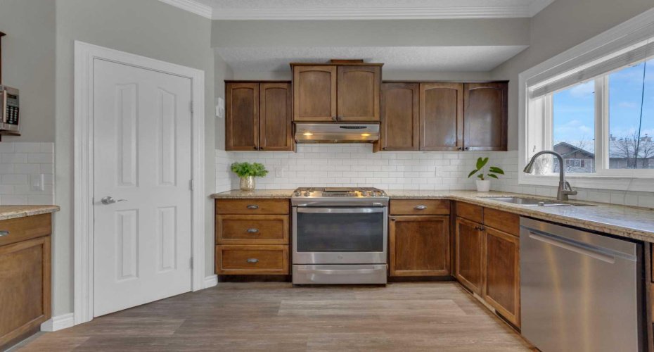 10 West Cedar Rise, Calgary, Alberta T3H 5G8, 2 Bedrooms Bedrooms, ,3 BathroomsBathrooms,Residential,For Sale,West Cedar,A2297241