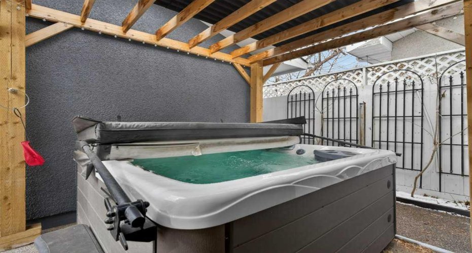 425 Woodland Crescent, Calgary, Alberta T2J 1J7, 4 Bedrooms Bedrooms, ,2 BathroomsBathrooms,Residential,For Sale,Woodland,A2296843