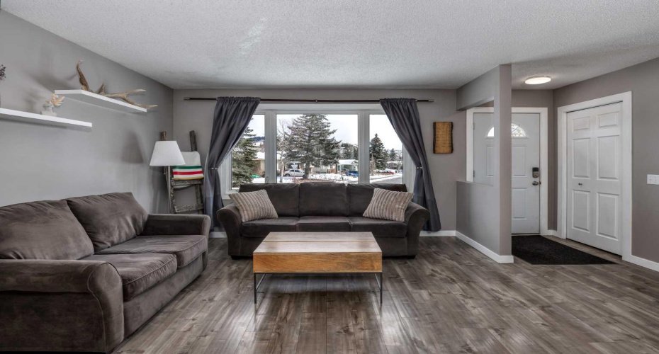 94 Glendale Way, Cochrane, Alberta T4C 1H8, 4 Bedrooms Bedrooms, ,2 BathroomsBathrooms,Residential,For Sale,Glendale,A2295982