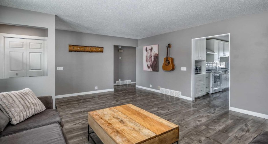 94 Glendale Way, Cochrane, Alberta T4C 1H8, 4 Bedrooms Bedrooms, ,2 BathroomsBathrooms,Residential,For Sale,Glendale,A2295982