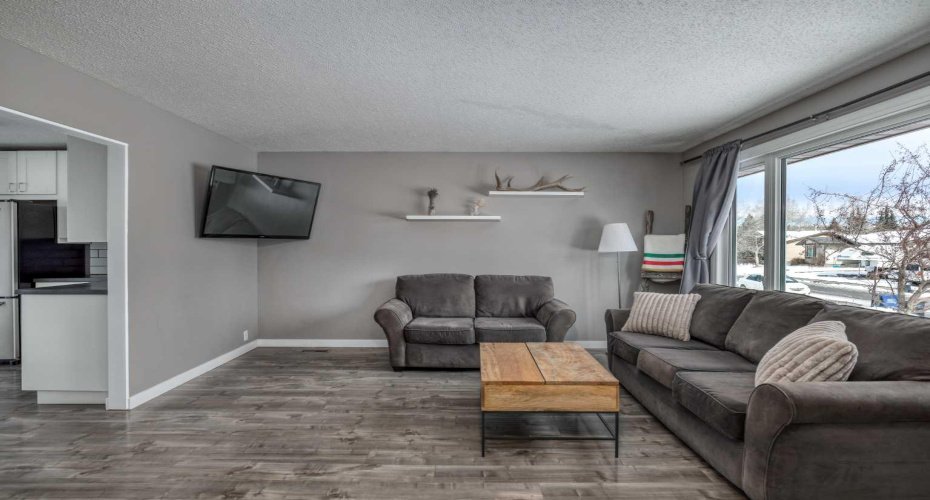 94 Glendale Way, Cochrane, Alberta T4C 1H8, 4 Bedrooms Bedrooms, ,2 BathroomsBathrooms,Residential,For Sale,Glendale,A2295982