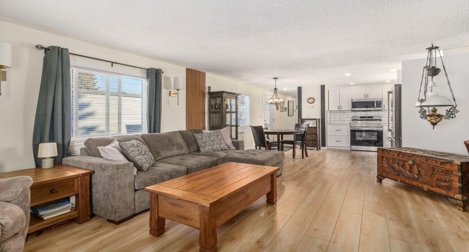 3223 83 Street, Calgary, Alberta T3B 5P4, 2 Bedrooms Bedrooms, ,1 BathroomBathrooms,Mobile,For Sale,83,A2297239