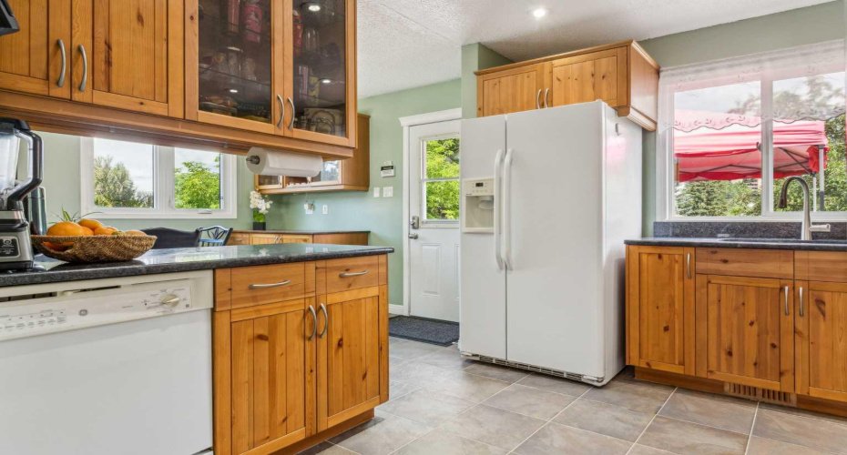 320 Haddon Road, Calgary, Alberta T2V 2Z3, 4 Bedrooms Bedrooms, ,2 BathroomsBathrooms,Residential,For Sale,Haddon,A2287705