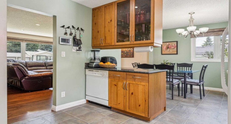 320 Haddon Road, Calgary, Alberta T2V 2Z3, 4 Bedrooms Bedrooms, ,2 BathroomsBathrooms,Residential,For Sale,Haddon,A2287705