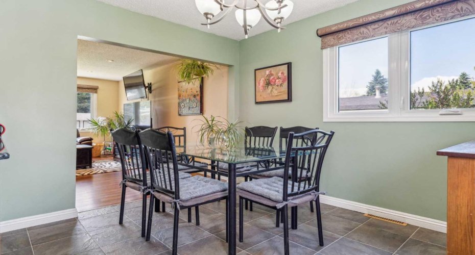 320 Haddon Road, Calgary, Alberta T2V 2Z3, 4 Bedrooms Bedrooms, ,2 BathroomsBathrooms,Residential,For Sale,Haddon,A2287705