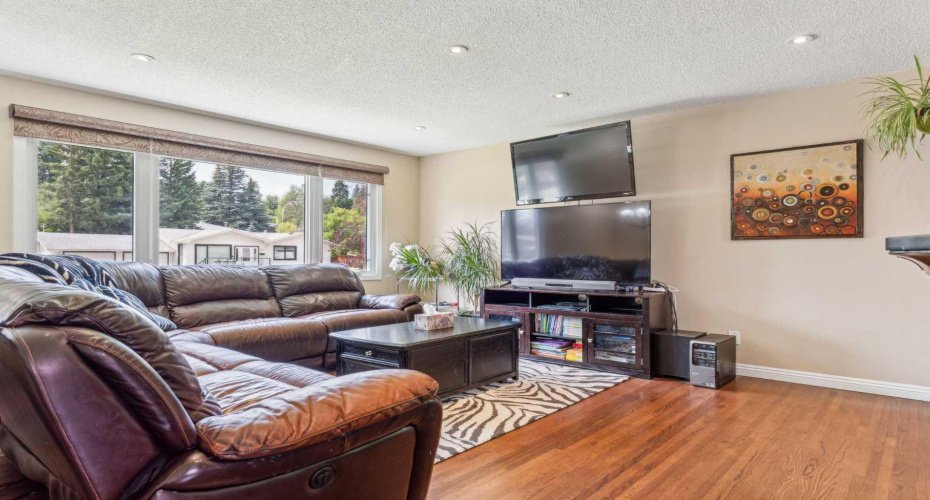 320 Haddon Road, Calgary, Alberta T2V 2Z3, 4 Bedrooms Bedrooms, ,2 BathroomsBathrooms,Residential,For Sale,Haddon,A2287705