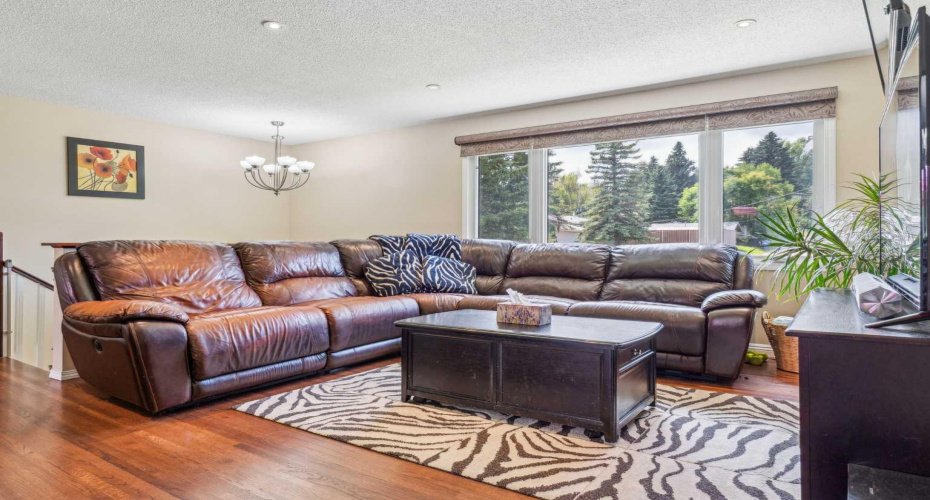 320 Haddon Road, Calgary, Alberta T2V 2Z3, 4 Bedrooms Bedrooms, ,2 BathroomsBathrooms,Residential,For Sale,Haddon,A2287705