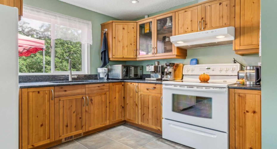 320 Haddon Road, Calgary, Alberta T2V 2Z3, 4 Bedrooms Bedrooms, ,2 BathroomsBathrooms,Residential,For Sale,Haddon,A2287705