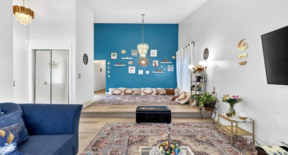 Living room/dining area