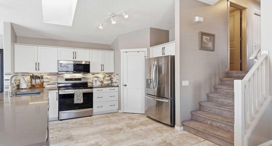 90 Cranberry Square, Calgary, Alberta T3M 1J5, 3 Bedrooms Bedrooms, ,2 BathroomsBathrooms,Residential,For Sale,Cranberry,A2297470