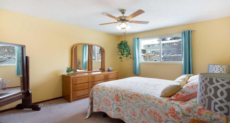 1133 Berkley Drive, Calgary, Alberta T2Z 4K3, 4 Bedrooms Bedrooms, ,2 BathroomsBathrooms,Residential,For Sale,Berkley,A2297690