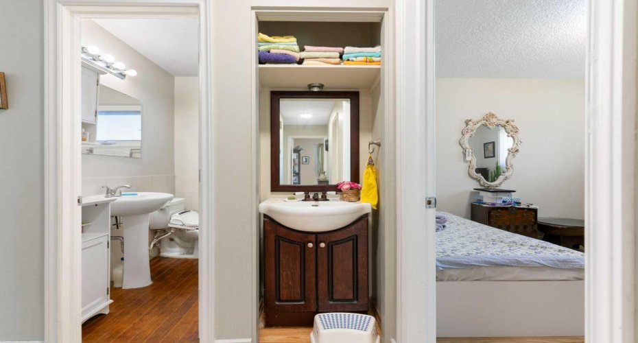 87 Hillgrove Drive, Calgary, Alberta T2V 3L8, 4 Bedrooms Bedrooms, ,3 BathroomsBathrooms,Residential,For Sale,Hillgrove,A2298044