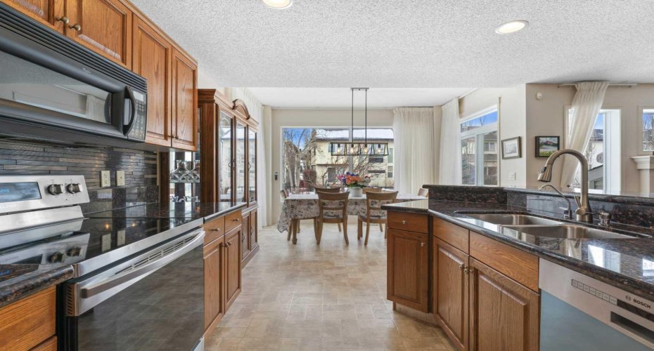 98 Cougarstone Close, Calgary, Alberta T3H 5W3, 3 Bedrooms Bedrooms, ,3 BathroomsBathrooms,Residential,For Sale,Cougarstone,A2292774