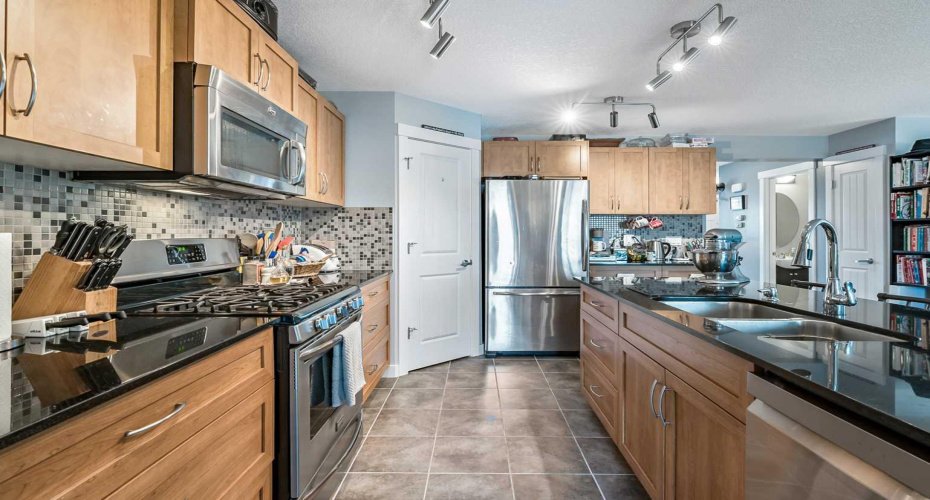 61 Drake Landing Loop, Okotoks, Alberta T1S 0N3, 4 Bedrooms Bedrooms, ,4 BathroomsBathrooms,Residential,For Sale,Drake Landing,A2298240