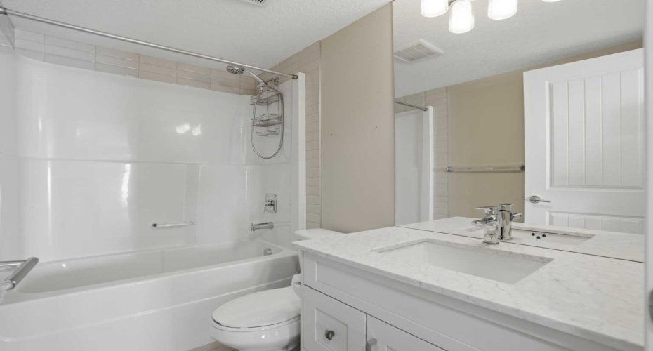 4-piece main bathroom