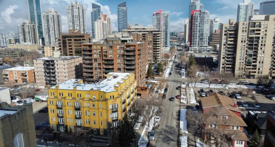 Fantastic innercity location at this condo nestled between downtown and trendy 17th avenue. Welcome to unit 201 - 1000 15th Ave SW in Calgary's Beltline