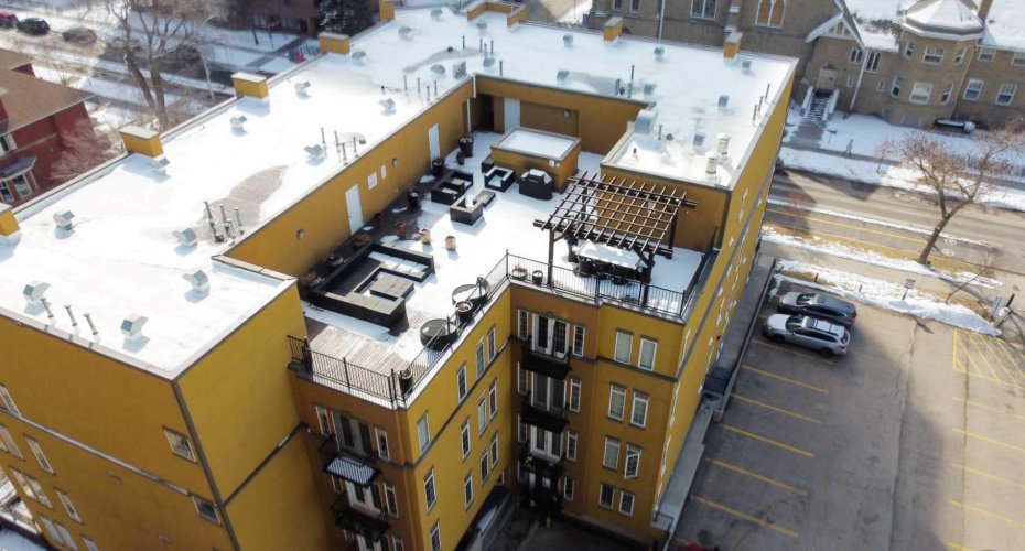 Comes with a rooftop patio amenitiy space