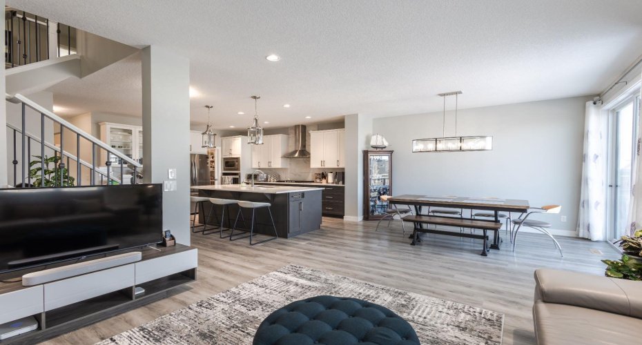 301 Crestmont Drive, Calgary, Alberta T3B6G9, 3 Bedrooms Bedrooms, ,3 BathroomsBathrooms,Residential,For Sale,Crestmont,A2298416