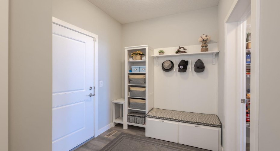 301 Crestmont Drive, Calgary, Alberta T3B6G9, 3 Bedrooms Bedrooms, ,3 BathroomsBathrooms,Residential,For Sale,Crestmont,A2298416