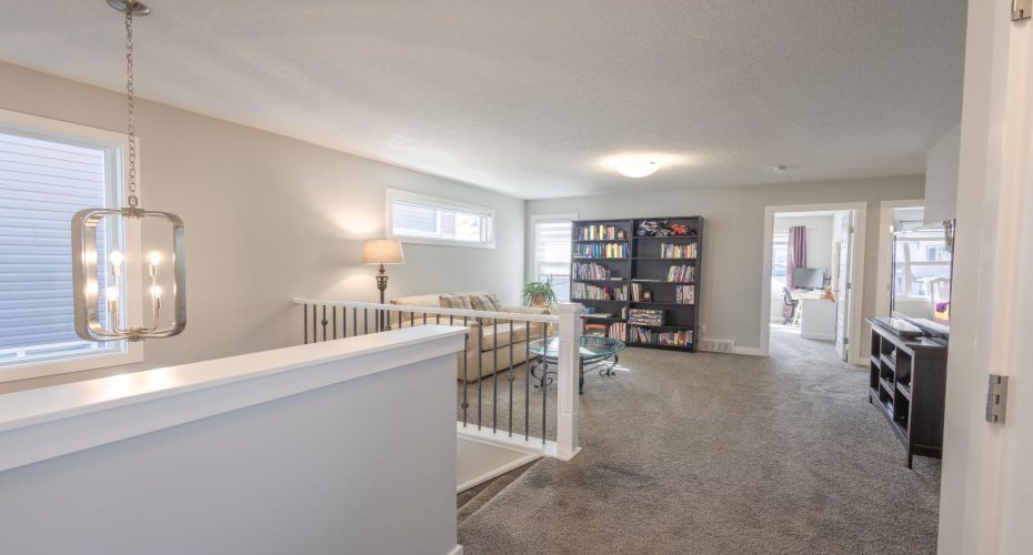 301 Crestmont Drive, Calgary, Alberta T3B6G9, 3 Bedrooms Bedrooms, ,3 BathroomsBathrooms,Residential,For Sale,Crestmont,A2298416