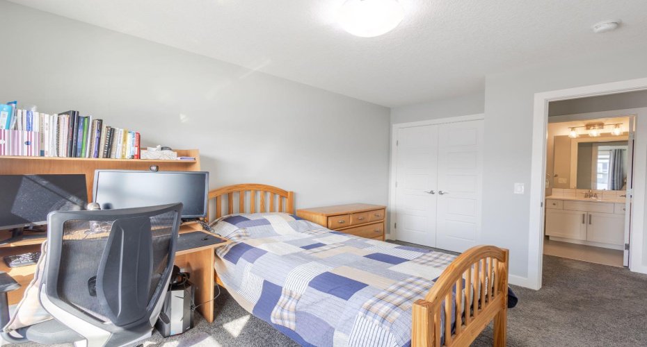 301 Crestmont Drive, Calgary, Alberta T3B6G9, 3 Bedrooms Bedrooms, ,3 BathroomsBathrooms,Residential,For Sale,Crestmont,A2298416