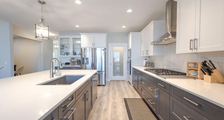 301 Crestmont Drive, Calgary, Alberta T3B6G9, 3 Bedrooms Bedrooms, ,3 BathroomsBathrooms,Residential,For Sale,Crestmont,A2298416