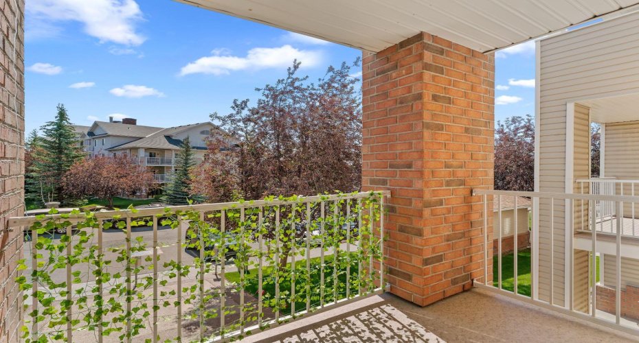 16 Country Village Bay, Calgary, Alberta T3K 5Y9, 1 Bedroom Bedrooms, ,1 BathroomBathrooms,Residential,For Sale,Country Village,A2298447