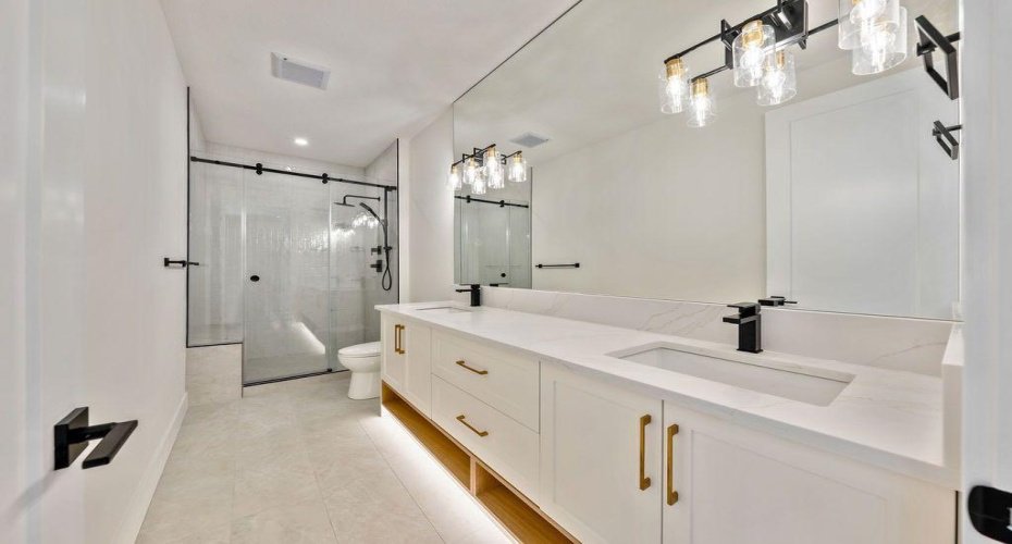 Dual vanity in 4 piece bath