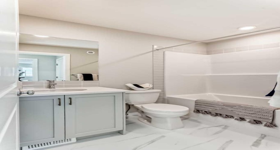 Upper Floor Main Bath • PLEASE NOTE: Photos are of a DIFFERENT Spec Home of the same model – fit and finish may differ. Interior selections and floorplans shown in photos.