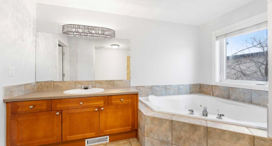 1620 27 Avenue, Calgary, Alberta T2T 1G6, 2 Bedrooms Bedrooms, ,3 BathroomsBathrooms,Residential,For Sale,27,A2298554