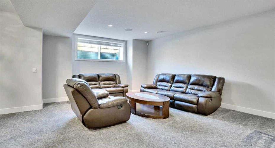 172 Kinniburgh Way, Chestermere, Alberta T1X 0R8, 6 Bedrooms Bedrooms, ,4 BathroomsBathrooms,Residential,For Sale,Kinniburgh,A2298667