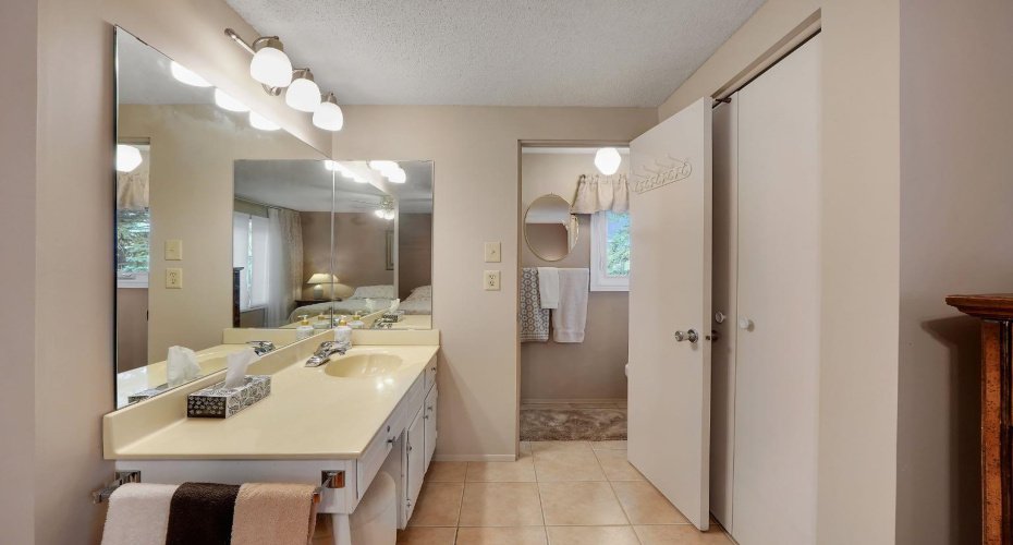 Master Ensuite Dressing Area